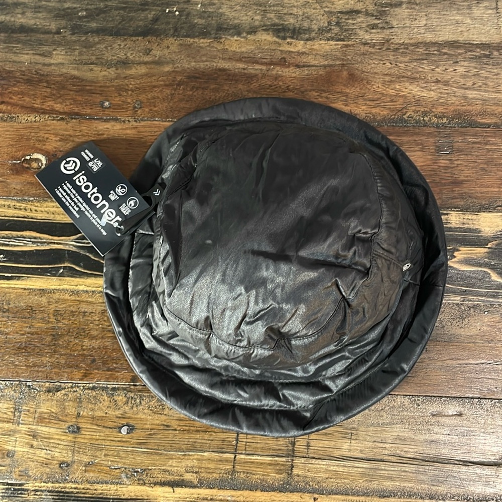 Isotoner women’s smart dry sleek hat in size large/XL black water repellant warm